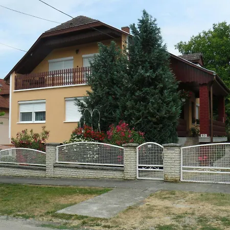Zsuzsi Zalakaros